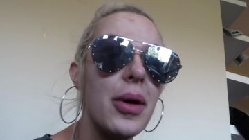 Contour des grosses Lunettes de soleil portées par Tana Mongeau dans la vidéo YouTube ce qui se passe entre Logan et j'ai + que nous n'avons pas de vous raconter..