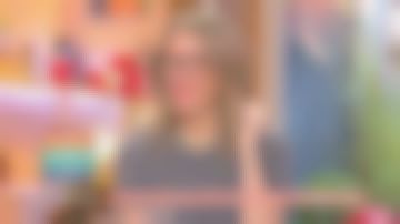 Le pull col rond en laine gris de Agathe Lecaron dans La maison des maternelles le 04.03.2020