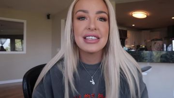 Playboy Bunny Necklacce porté par Tana Mongeau dans la vidéo YouTube ce qui se passe entre Logan et j'ai + que nous n'avons pas de vous raconter..