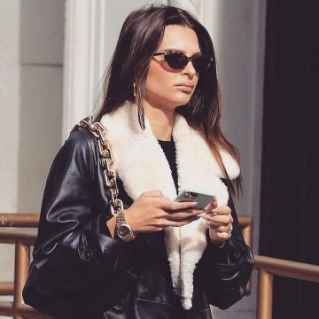 Loewe Ceinture en peau lainée Garni de Manteau de Cuir, porté par Emily Ratajkowski la Ville de New York le 3 Mars 2020