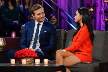 Fletch Red Brooklyn Crop Jacket usada por Victoria Fuller The Bachelor the Women Tell All marzo 2, 2020