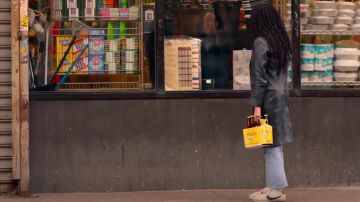 Espadrilles blanches portées par Robyn 'Rob' Brooks (Zoë Kravitz) en Haute-Fidélité Saison 1 Épisode 4