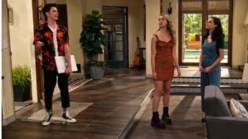 Botas de plataforma negras usadas por Brooke Bishop (Bella Podaras) en The Expanding Universe of Ashley Garcia Temporada 1 Episodio 7