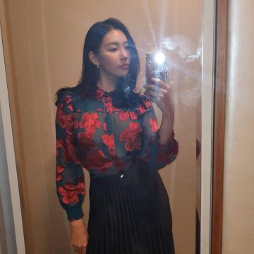 Falda plisada en negro de Sunmi en la cuenta de Instagram @miyayeah