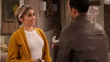 Cárdigan recortado de punto amarillo usado por Ava Germaine (Chelsea Kane) en The Expanding Universe of Ashley Garcia Temporada 1 Episodio 7