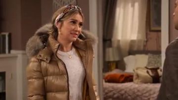 Camiseta blanca pura usada por Ava Germaine (Chelsea Kane) en The Expanding Universe of Ashley Garcia Temporada 1 Episodio 7