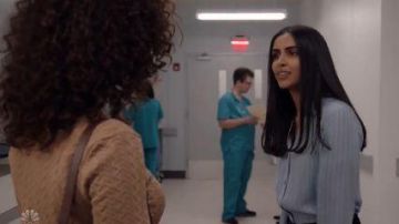 Blusa de seda de rayas azules usada por Saanvi Bahl (Parveen Kaur) en Manifest Temporada 2 Episodio 8