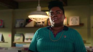 Polo de rayas azules usado por Cherise (Da'Vine Joy Randolph) en High Fidelity Temporada 1 Episodio 5