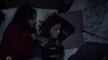 Suéter de cachemira Camo de gran tamaño usado por Olive Stone (Luna Blaise) en Manifest Temporada 2 Episodio 8