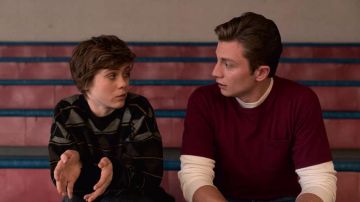 Le t-shirt rouge de Brad Lewis (Richard Ellis) dans je ne Suis Pas d'Accord avec Cela (S01E05)