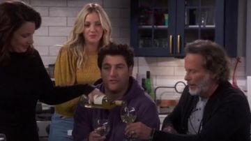 Pull Jaune porté par Rebecca (Abby Elliott) Endettés Saison 1 Épisode 4