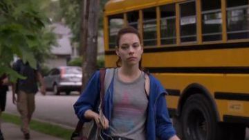 Camiseta gris sin mangas usada por Beth Cassidy (Marlo Kelly) en Dare Me Temporada 1 Episodio 6