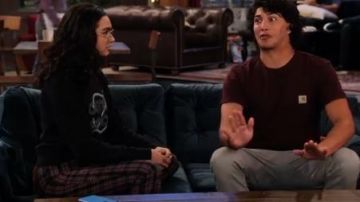 Plaid Pantalon porté par Ashley Garcia (Paulina Soberanes-Chávez) dans L'Univers en Expansion de Ashley Garcia Saison 1 Épisode 7