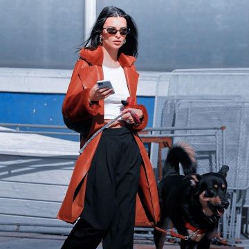 Abrigo en blanco de nueva york de bajas expectativas usado por Emily Ratajkowski paseando a su perro 2 de marzo de 2020
