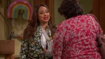 Flo­ral Truck Jack­et worn by Raven Baxter (Raven-Symoné) in Raven's Home Season 3 Episode 18