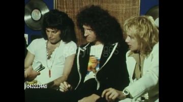 Le blazer noir à revers blancs porté par Brian May lors de l'interview du groupe Queen à Perth en 1976 