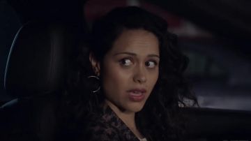 Blazer con estampado de leopardo usado por Angela Lopez (Alyssa Diaz) en The Rookie Temporada 2 Episodio 12