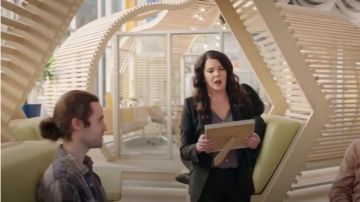 Blazer Noir porté par Joan (Lauren Graham) dans Zoey Extraordinaire de la Playlist de la Saison 1 Épisode 4