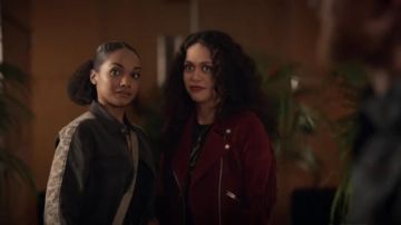 Chaqueta de suede Biker usada por Angela Lopez (Alyssa Diaz) en The Rookie Temporada 2 Episodio 12