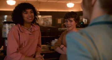 La rose à capuche de Dina (Sofia Bryant) dans je ne Suis Pas d'Accord avec Cela (S01E03)