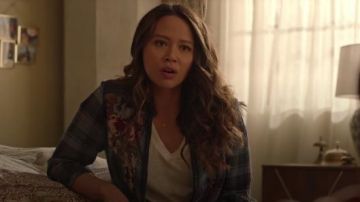 Bleu brodé, Chemise de Flanelle porté par Lucy Chen (Melissa O'Neil) dans La première Saison 2 Épisode 12