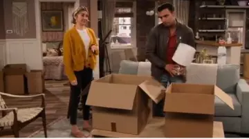 Sandalias Criss Cross usadas por Ava Germaine (Chelsea Kane) en The Expanding Universe of Ashley Garcia Temporada 1 Episodio 7