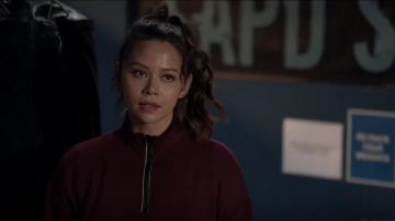 Demande Recadrée Chandail porté par Lucy Chen (Melissa O'Neil) dans La première Saison 2 Épisode 12