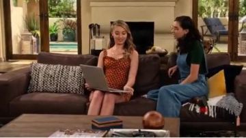 Brown Bottes en Cuir porté par Ashley Garcia (Paulina Soberanes-Chávez) dans L'Univers en Expansion de Ashley Garcia Saison 1 Épisode 7
