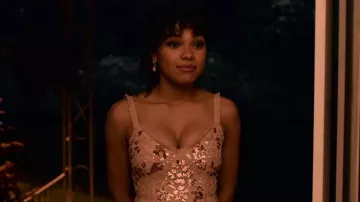 Les boucles d'oreilles de Dina (Sofia Bryant) dans je ne Suis Pas d'Accord avec Cela (S01E07)