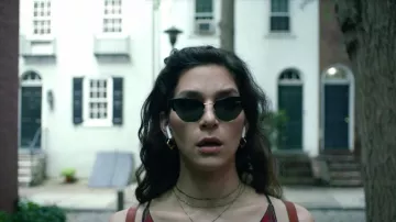 Vogue des Yeux de Chat Lunettes de soleil portées par Simone (Eve Lindley) comme on le voit dans les Dépêches d'Ailleurs (S01E02)