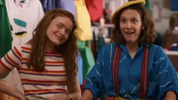 La chemise bleue portée par Eleven (Millie Bobby Brown) dans la série Stranger Things (S03E02)