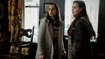 Sudadera con capucha gris estampada de Meg Thrombey (Katherine Langford) en Knives Out