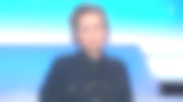 La chemise à multiples boutons de Caroline Roux dans C dans l'air