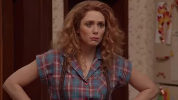 Le bleu et le rose bouton bas chemise à col porté par Elizabeth Olsen dans WandaVision Série télévisée (Saison 1)