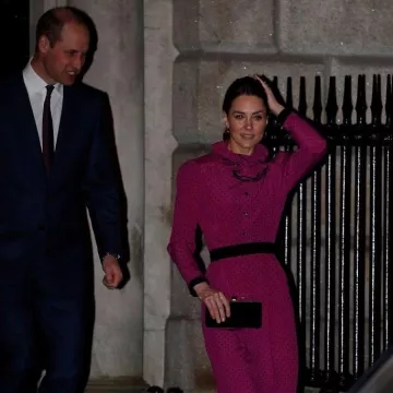 Jimmy Choo Ce­leste Crushed Vel­vet Clutch worn by Catherine, Duchess of Cambridge Dublin March 4, 2020