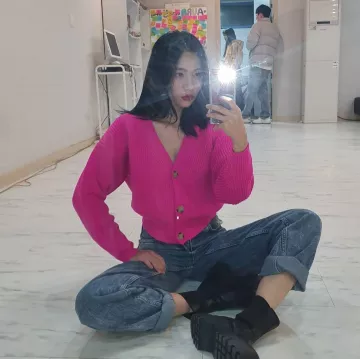 Soft Wool Knit Cardi­gan in Pink of Sunmi on the Instagram account @miyayeah