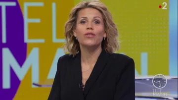 The combination of cache-coeur de Laura Tenoudji in Télématin the 05.03.2020