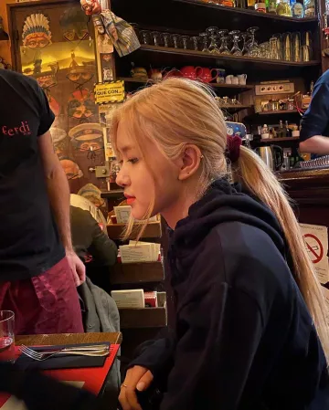 Call Me After Midnight Hoodie of Rosé en la cuenta de Instagram @roses_are_rosie