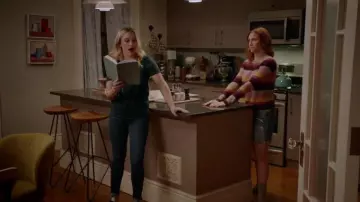 Suéter de jersey a rayas usado por Julia Bechley (Brittany Snow) en Almost Family Temporada 1 Episodio 12