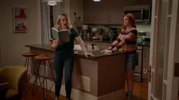 Bleu Denim Shorts portés par Julia Bechley (Brittany Snow) dans Près de Famille Saison 1 Épisode 12