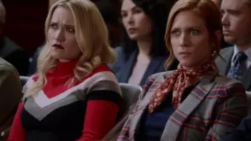 Suéter Chevron azul usado por Julia Bechley (Brittany Snow) en Almost Family Temporada 1 Episodio 12