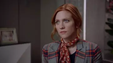 Pañuelo de pañuelo floral rojo usado por Julia Bechley (Brittany Snow) en Almost Family Temporada 1 Episodio 12