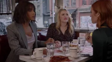 Floral Blouse porté par Roxy Doyle (Emily Osment) dans Près de Famille Saison 1 Épisode 12