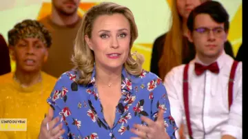 The blue shirt in crepe silk with flower patterns of Isabelle Moreau in The Info of the true 04.03.2020