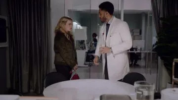 Chaqueta Bomber Verde usada por Roxy Doyle (Emily Osment) en Almost Family Temporada 1 Episodio 12