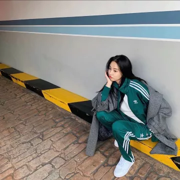 Firebird Track Pants en Verde de Lee Joo-yeon en la cuenta de Instagram @jupppal