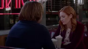 Blusa floral rosa usada por Julia Bechley (Brittany Snow) en Almost Family Temporada 1 Episodio 12