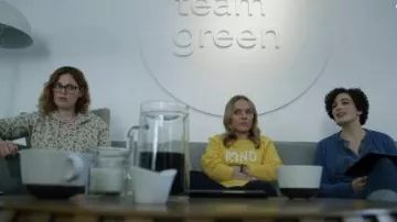 Yel­low Print Crew­neck Sweat­shirt worn by Claire (Seri DeYoung) in Good Trouble Season 2 Episode 17