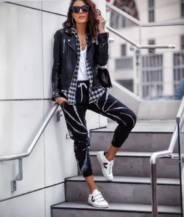 Veja White Leather Sneak­ers of Lucy Hernandez on the Instagram account @lucyswhims