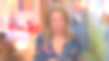 Blusa jacquard marina con flores de Agathe Lecaron en La maison des maternelles del 2 de marzo de 2020